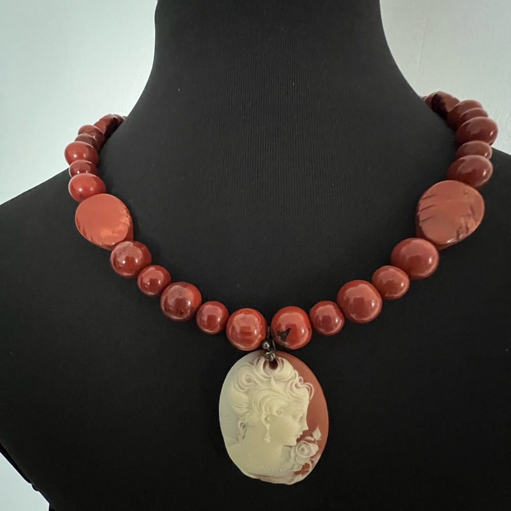 Elegant Cameo Pendant Necklace